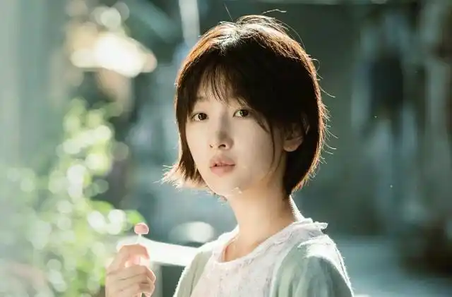 周冬雨可爱短发发型,少女感十足,网友:相约《阳台上》,别走!