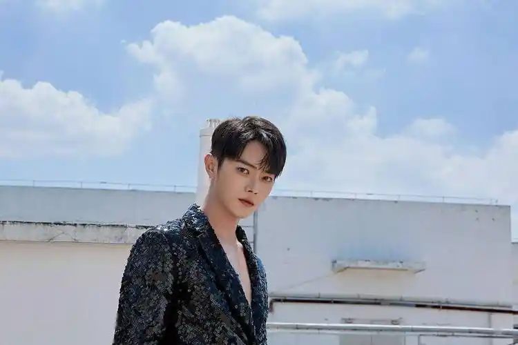 许凯黑色西装写真化身贵公子五官精致大长腿抢镜