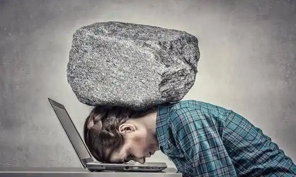 白天上班晚上卖气球的青蛙人偶崩溃大哭,辅警叔叔抱头安慰 - 社会资讯