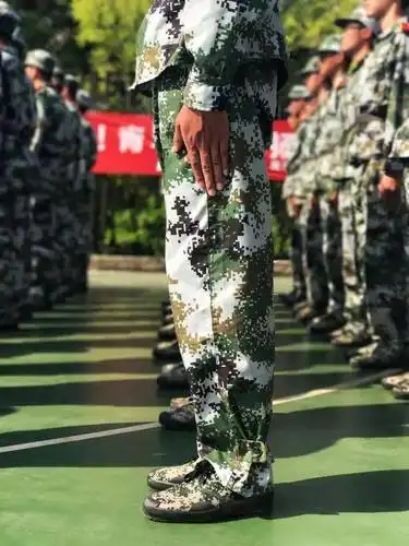 军姿展现的是军人的风采, 也体现出一种义愤从容的美, 坚定 坚强