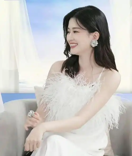 乔欣好贵气##乔欣白天鹅#啊啊啊啊,乔欣白色羽毛露背裙造型也太狙艳