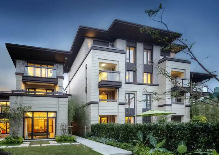 是一个有着得天独厚地理位置的小别墅;项目面积约300方,有着约400平米