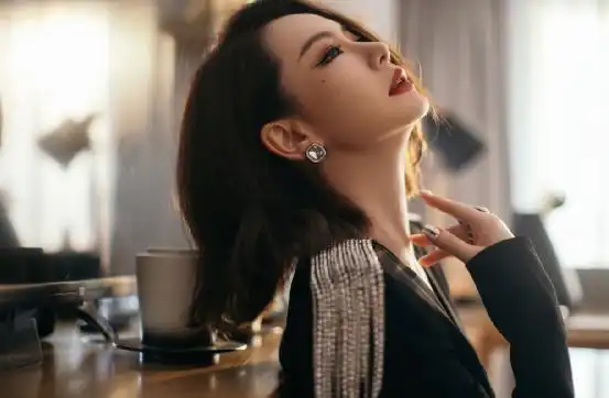 原创戚薇不愧是真女王,身材凹凸有致不说,红唇短发气场大又迷人