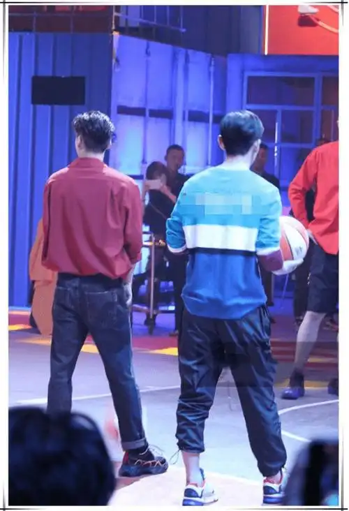 原创李易峰身高181cm邓论身高185cm二人同框谁在说谎一目了然