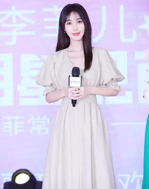 李菲儿瘦得太过分了,一袭白色连衣裙勒出"巴掌腰",这气质绝了!