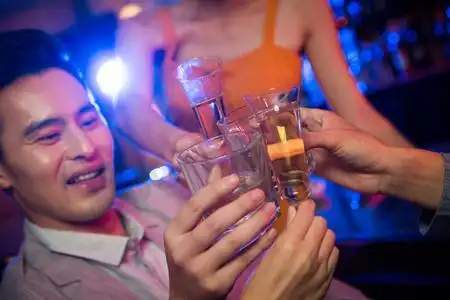 吧台喝酒摄影图片-吧台喝酒摄影作品-千库网