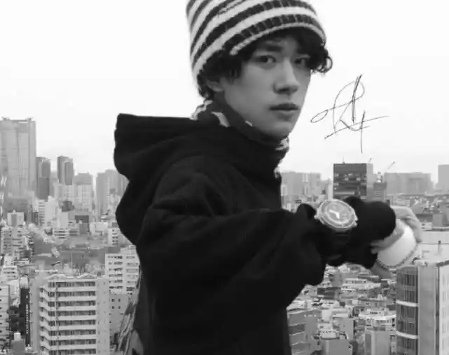 易烊千玺换了"羊毛卷",看着很乱但是很好看,要引领时尚潮流了