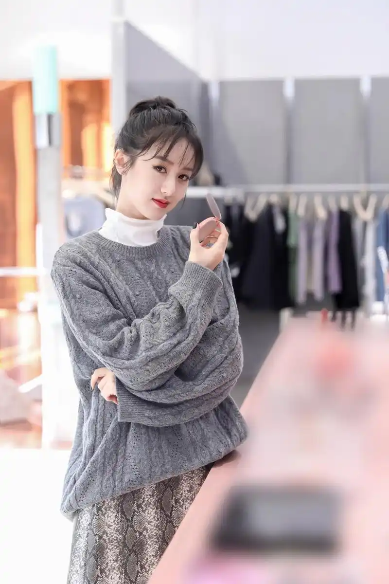 组图:袁冰妍保暖毛衣搭配超短裙上演季节差 "漫画腿"强势吸睛