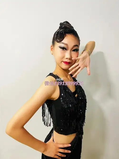 拉丁舞特殊妆容  有简单的丸子头  有特殊发型 有高盘发 低盘发