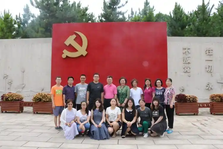 追寻党的足迹感悟红船精神民商经济法学院分党委举办主题党日活动