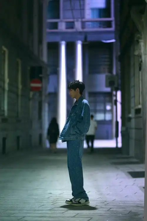 王源米兰街头牛仔大片##王源米兰时装周上班造型