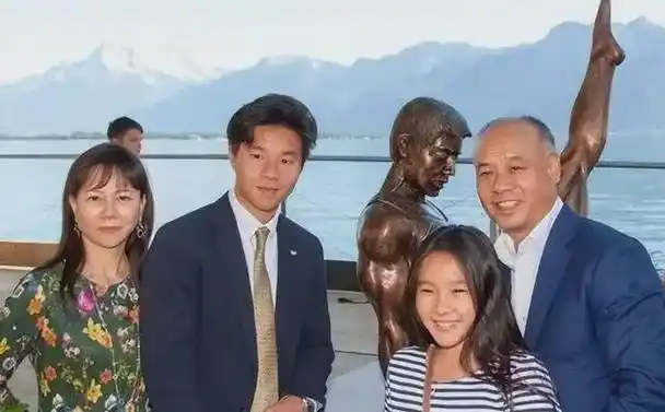 李宁之妻陈永妍:结婚六年无子,见证丈夫大起大落,44岁冒险生女|马|程