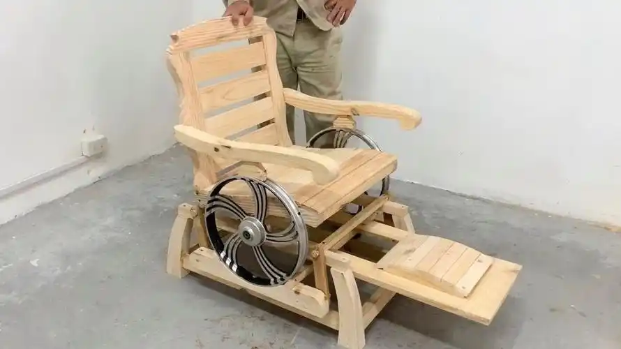 用车轮和木头制作了一把摇椅看完忍不住竖起大拇指有创意