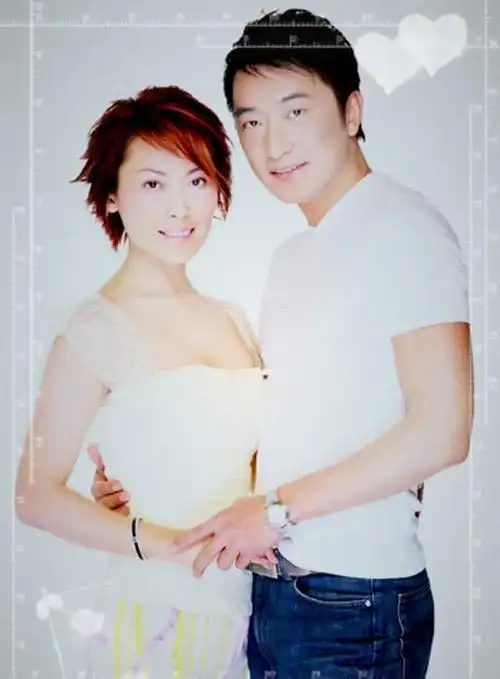 原创出道32年不温不火,婚后14年还宠妻如初,今夫妻同框越长越像