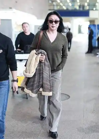 金星机场造型太霸气,穿v领针织衫配阔腿裤气场强大,却少了女人味