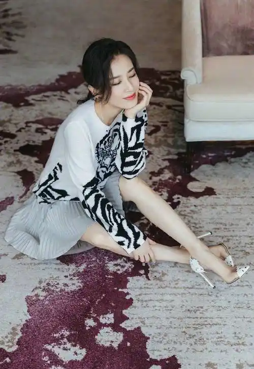 黄圣依穿包臀裙一眼望去都是"钻",光着脚丫也有阔太范_裙子_身材_款式