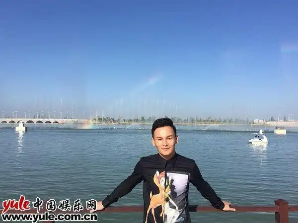 李维现场演唱了"好声音"比赛中的成名曲《一江水》,这首曾由"西部歌王