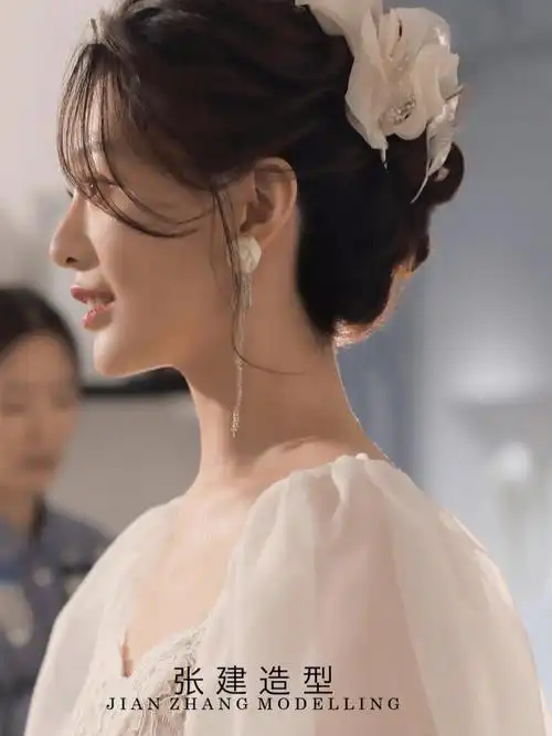 清新的盘发造型氛围感轻松拿捏上海跟妆