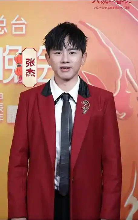 这身太好看了@张杰    #张杰龙年除夕点歌龙吟#  小刘超甜喲-的微┅