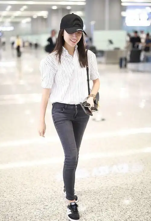 董洁穿条纹衬衫好休闲拎个大兜子就出门气质真的太温柔了