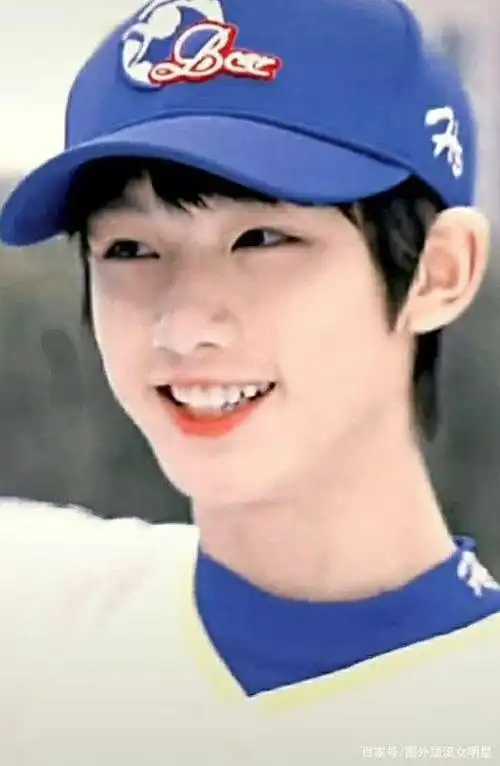 宋亚轩应援色:浅空天胧,粉丝名:小海螺,因宋亚轩一直被称为人鱼主唱