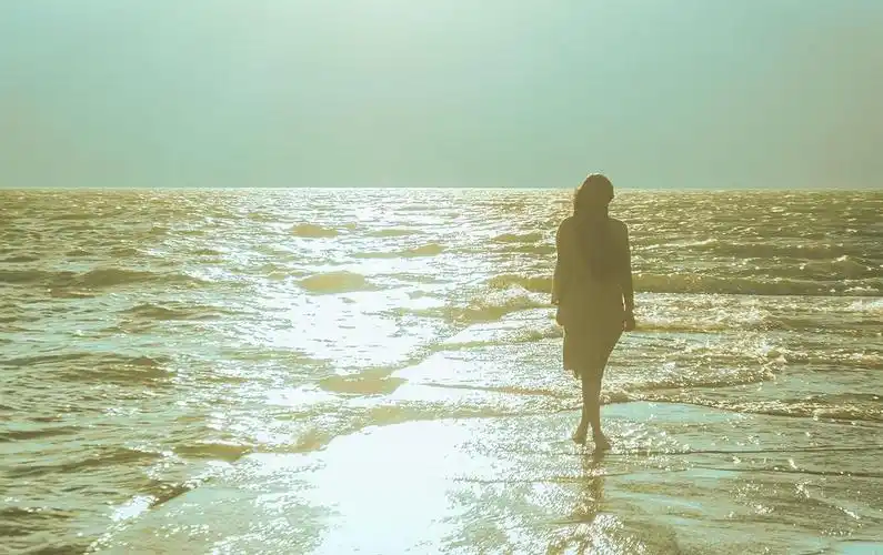 一个背影足矣有过万般想象,在美不胜收的背景中,让人充满不尽万千的