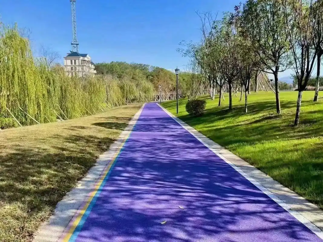 透水彩色沥青.热拌热铺彩色沥青路面是由彩色沥青胶结料(也称脱 - 抖