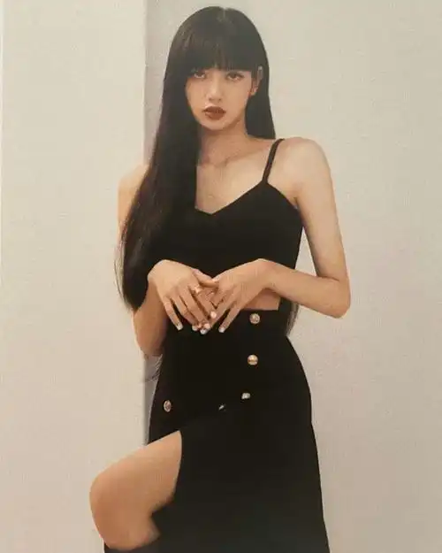 lisa最新写真公开,身着性感侧开法式长裙,凸显女人魅力气质