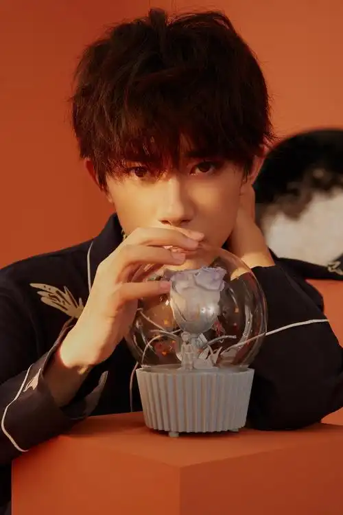 易烊千玺最新写真温柔治愈 赤脚出镜演绎少年童趣