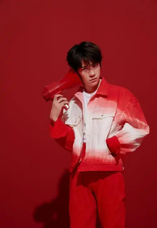 易烊千玺红与白点缀不羁色彩世间闪光少年当如你