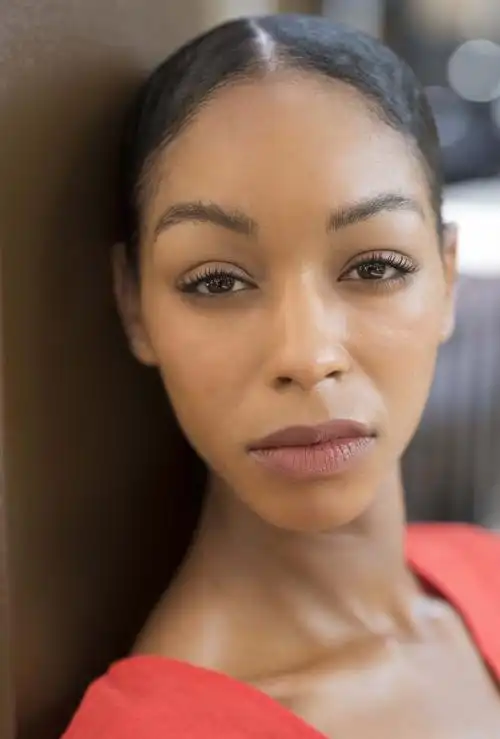 靠在棕色墙上的女人