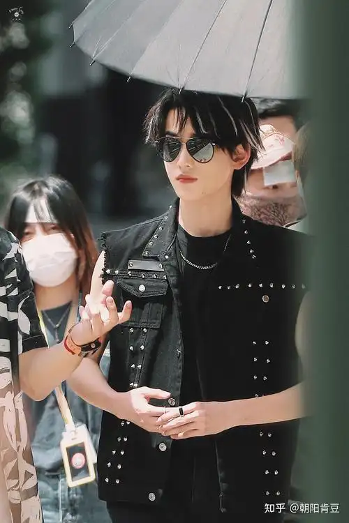 宋亚轩苏感 分享宋亚轩男友感图片 宋亚轩反差感太苏了 宋亚轩港风