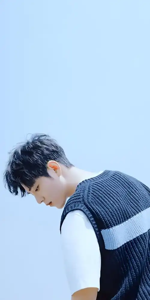 我来贡献壁纸勒!肖战《听风》杂志电子刊图!yyds!