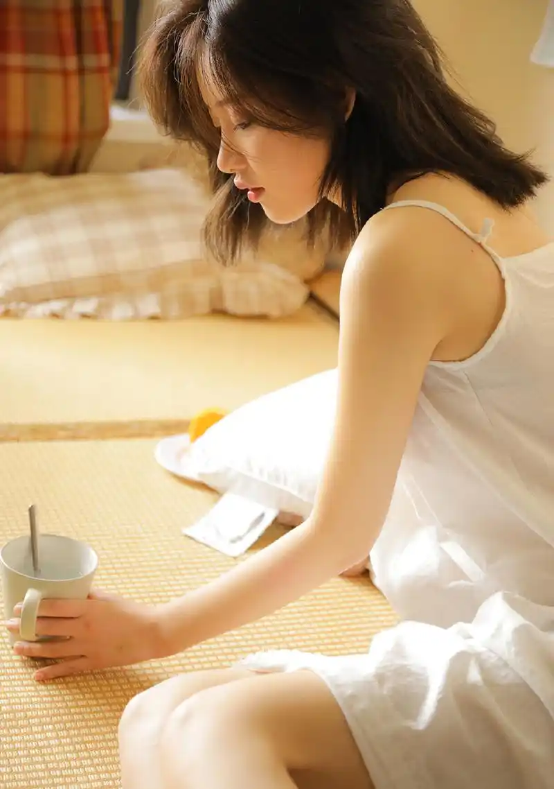 宅男性感美女吊带裙卧室福利写真图片