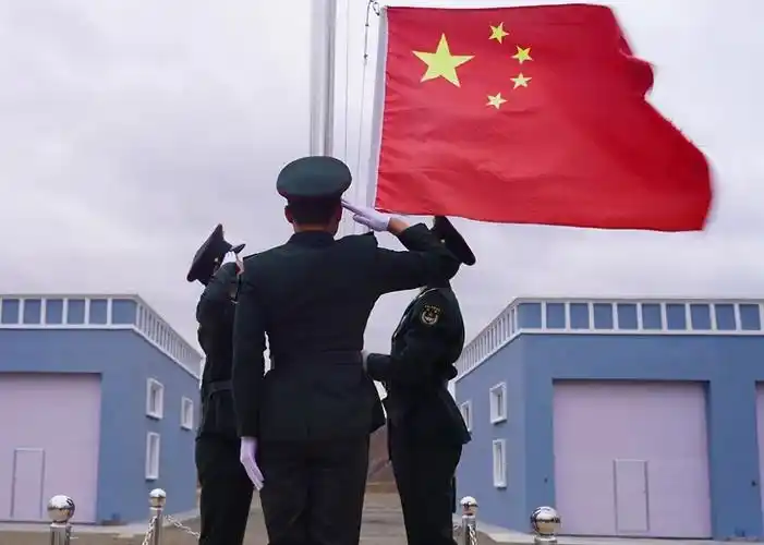 鲜艳的五星红旗在国歌中冉冉升起,全体官兵庄严肃立,面向国旗敬礼