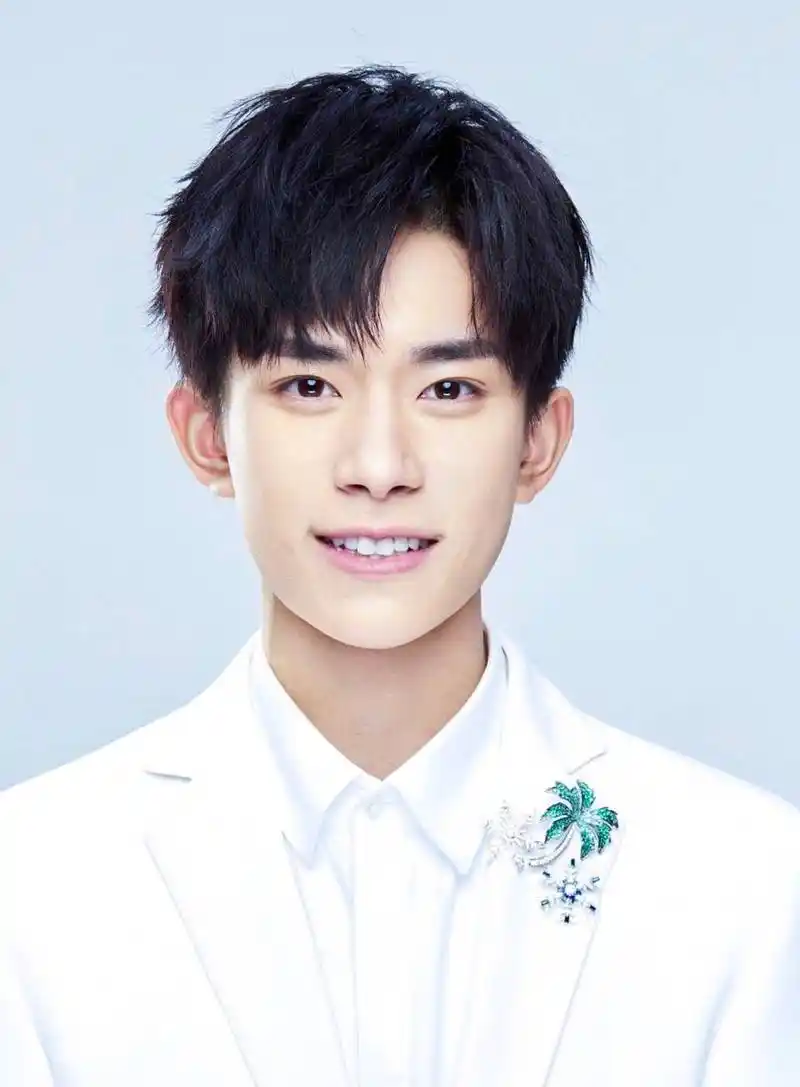 而粉丝早已替千玺制作好开学要用的证件照啦～ 千玺这张照片堪称典范