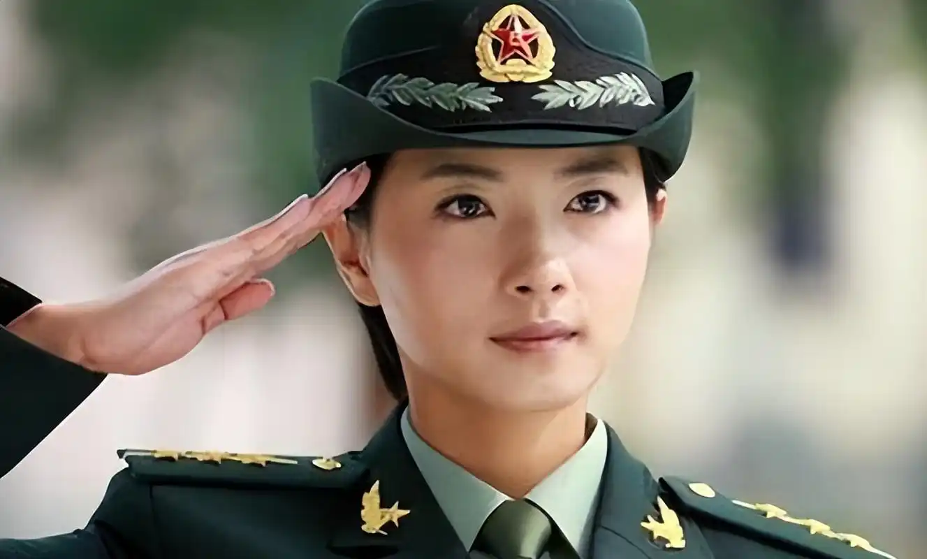 同样是军装照把林志玲和殷桃等女星放在一起看差别出来了