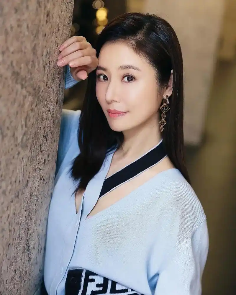 林心如 以一种自我独特优雅的新姿态,推开小周末的早晨.