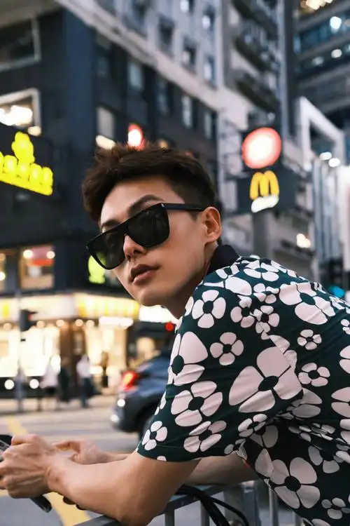 马天宇香港街拍#论@馬天宇和港风的适配度,生日写真随性自在,简单譼t