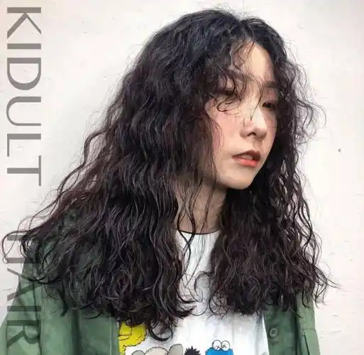 满头卷烫发,这个秋冬依然很流行_羊毛_齐刘海_女生