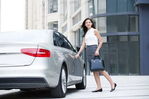 自信的商务女士下车