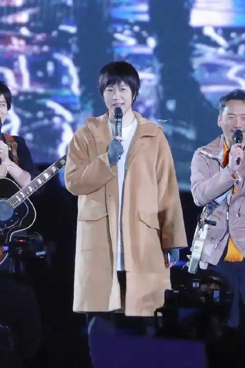 阿信超话92#五月天上海演唱会#day1 冬天限定皮膚手套信02@阿信又