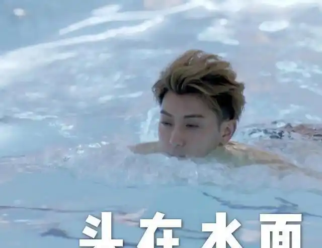 黄子韬确实很在意他的头发,在新剧《夜空中最闪亮的星》中他饰演的