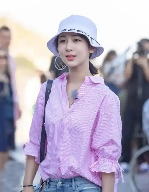 杨紫的街拍照这身打扮像极了大学生