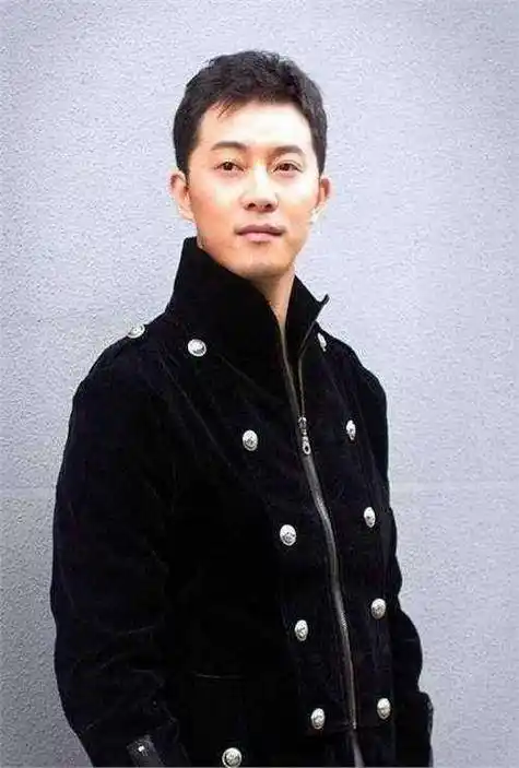 梦回"白展堂"!46岁沙溢晒秀肌肉照瘦身成功,胡可感叹谁懂啊!