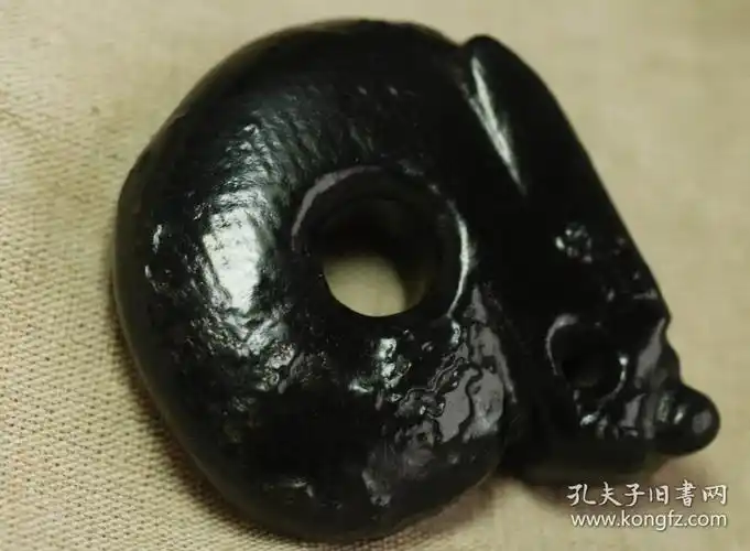 红山玉器红山文化黑皮玉猪龙黑皮玉蝉龙神韵非常,远古黑皮玉器饱含