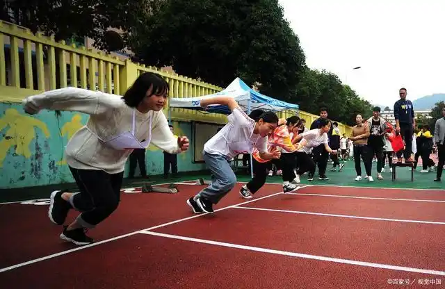 在初中体育课堂上,短跑是学生必须掌握的内容,短跑教学虽然看起来很