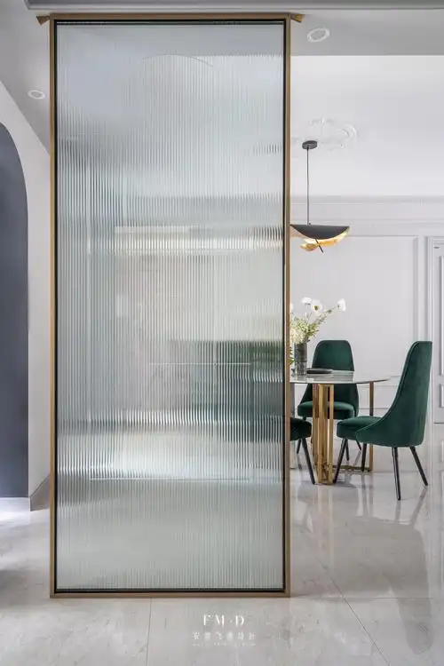 玄关长虹玻璃隔断:能很好的保证入户隐私,透光不透人的特性也不会影响