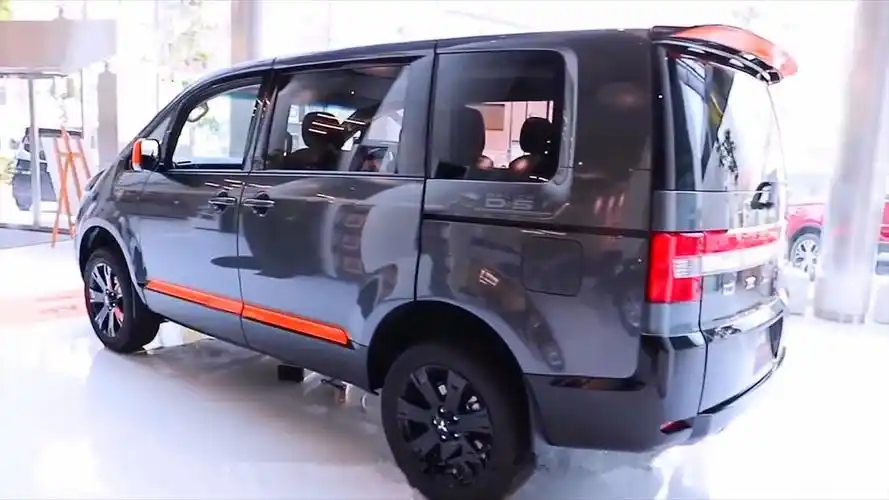 三菱最强面包车来袭!2.2l柴油 四驱,8万比宝骏五菱好看百倍