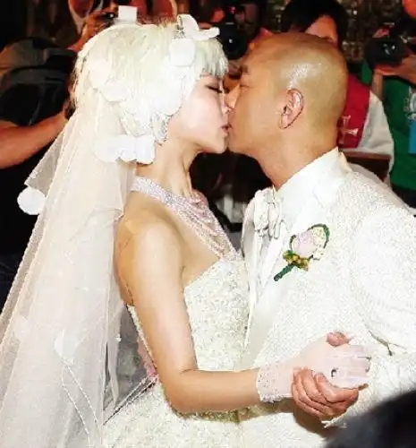 张卫健和张茜已经结婚多年,他们结婚以来一直恩爱有加.